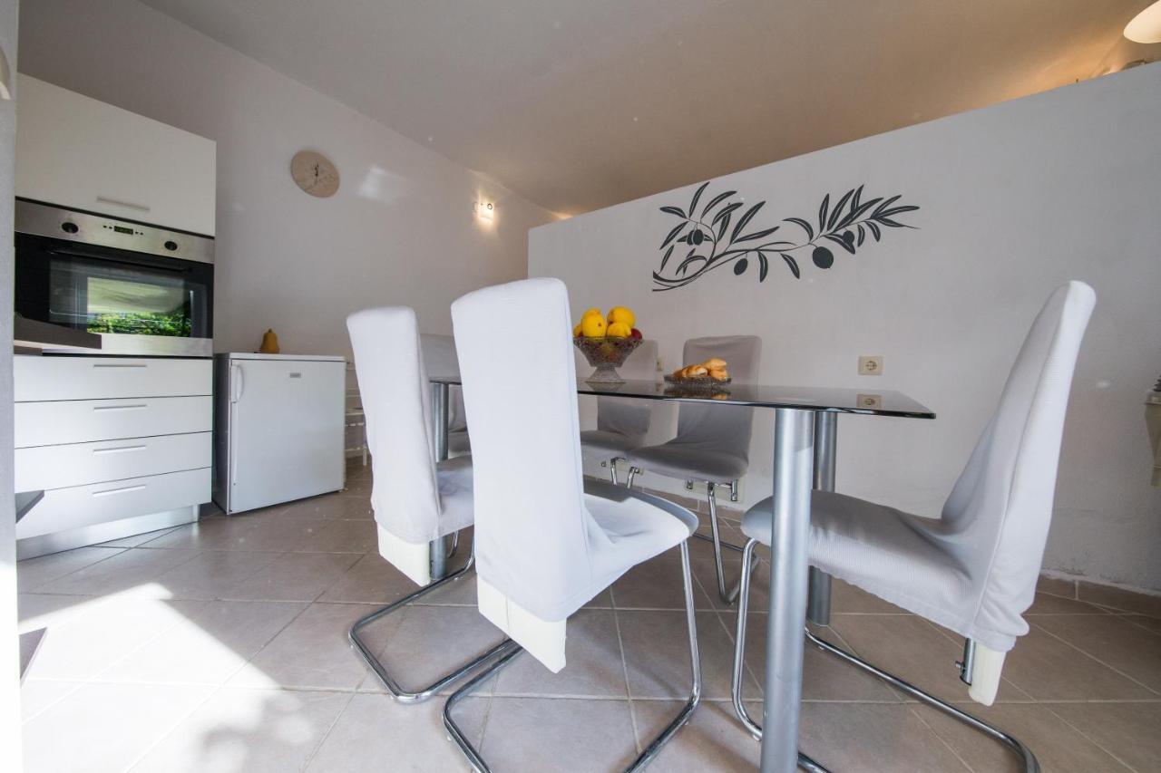 Strma Apartments Vis Luaran gambar