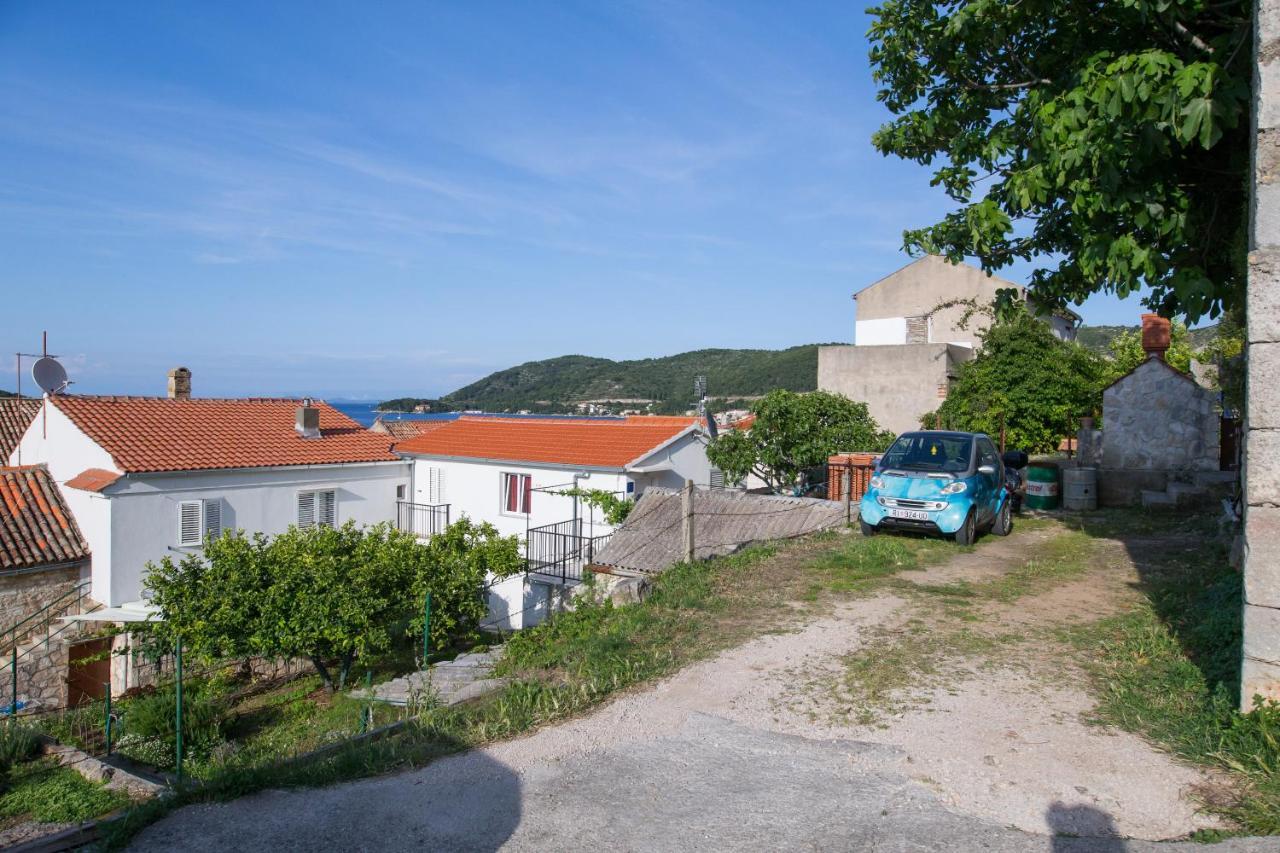 Strma Apartments Vis Luaran gambar