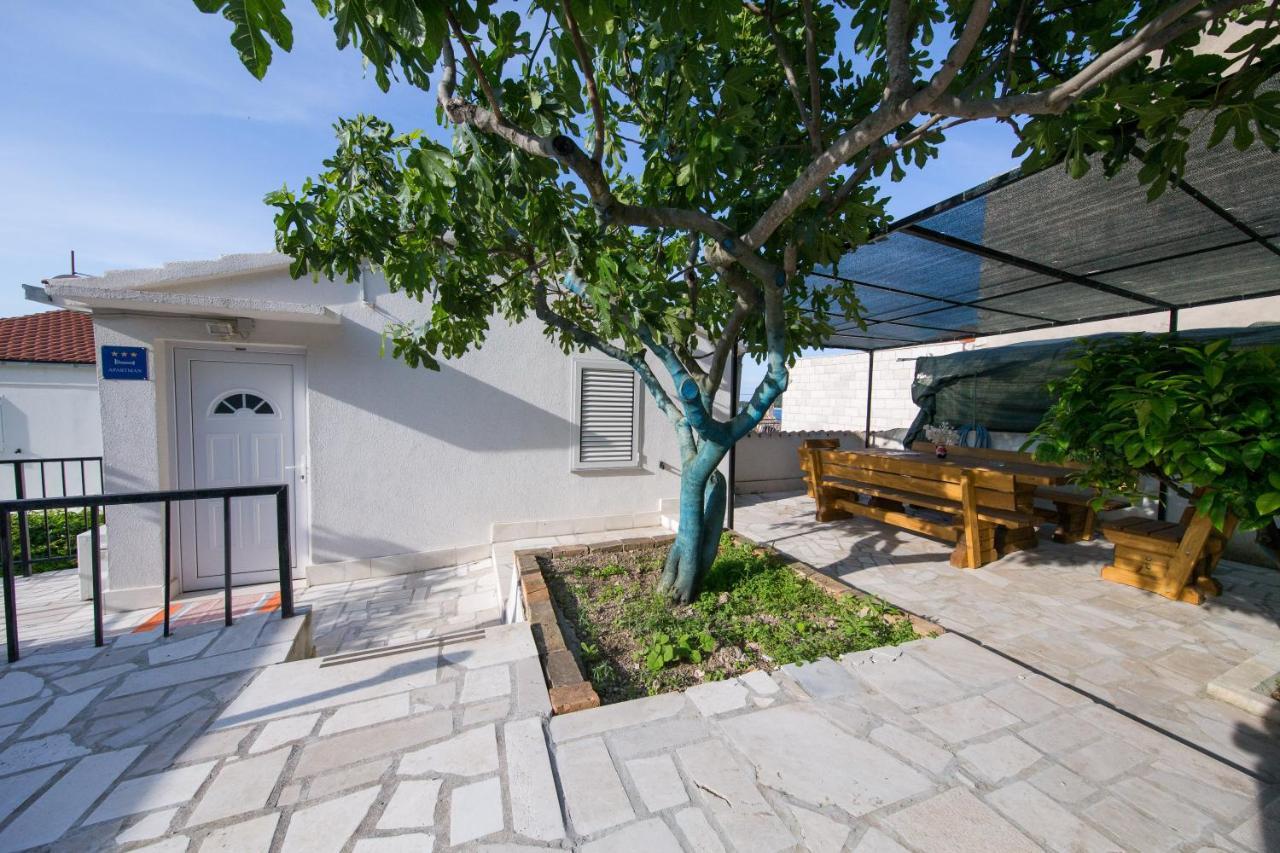 Strma Apartments Vis Luaran gambar