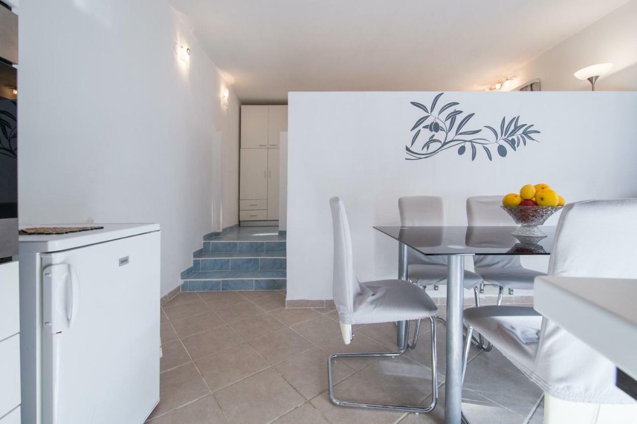 Strma Apartments Vis Luaran gambar