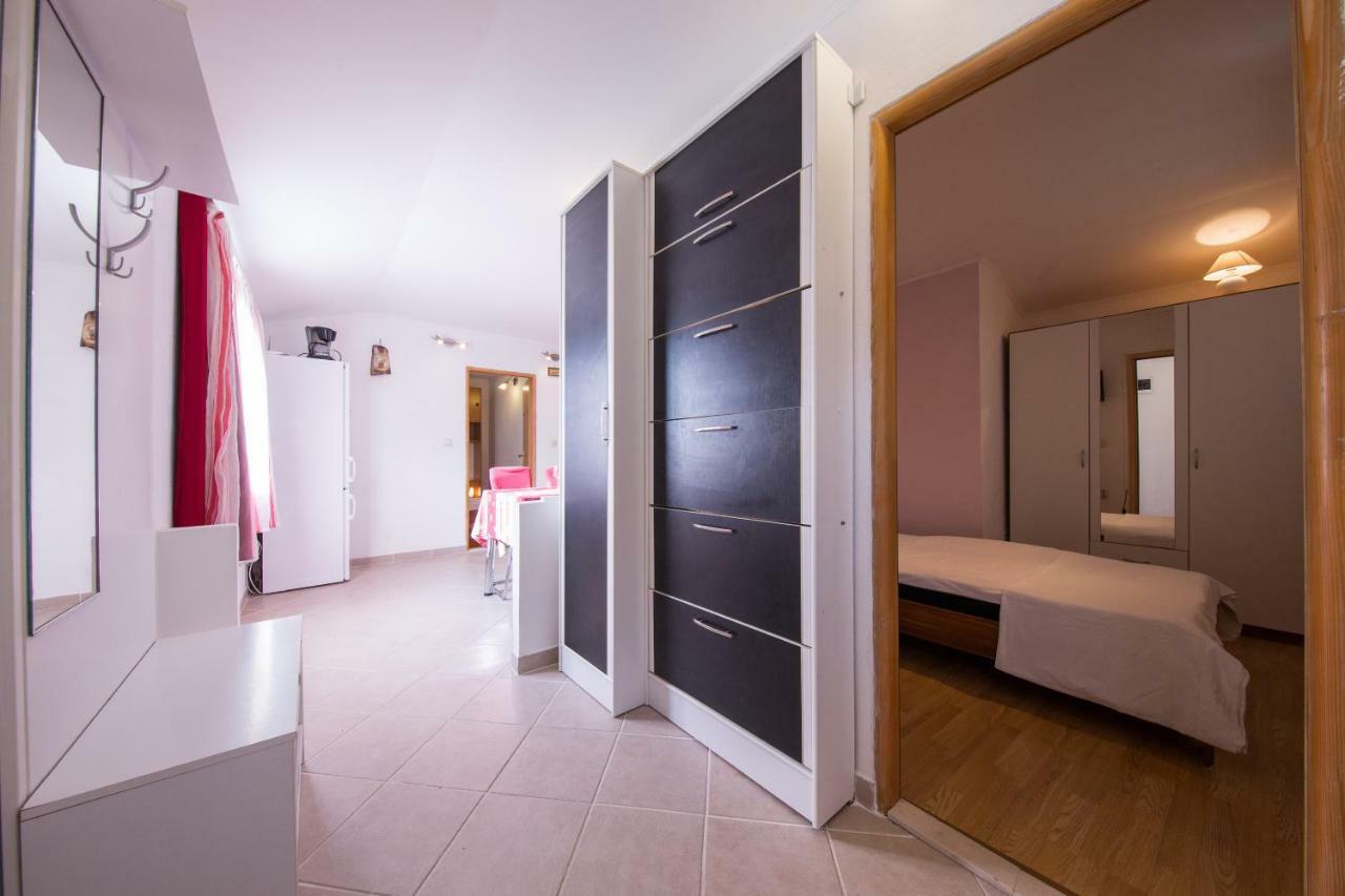 Strma Apartments Vis Luaran gambar