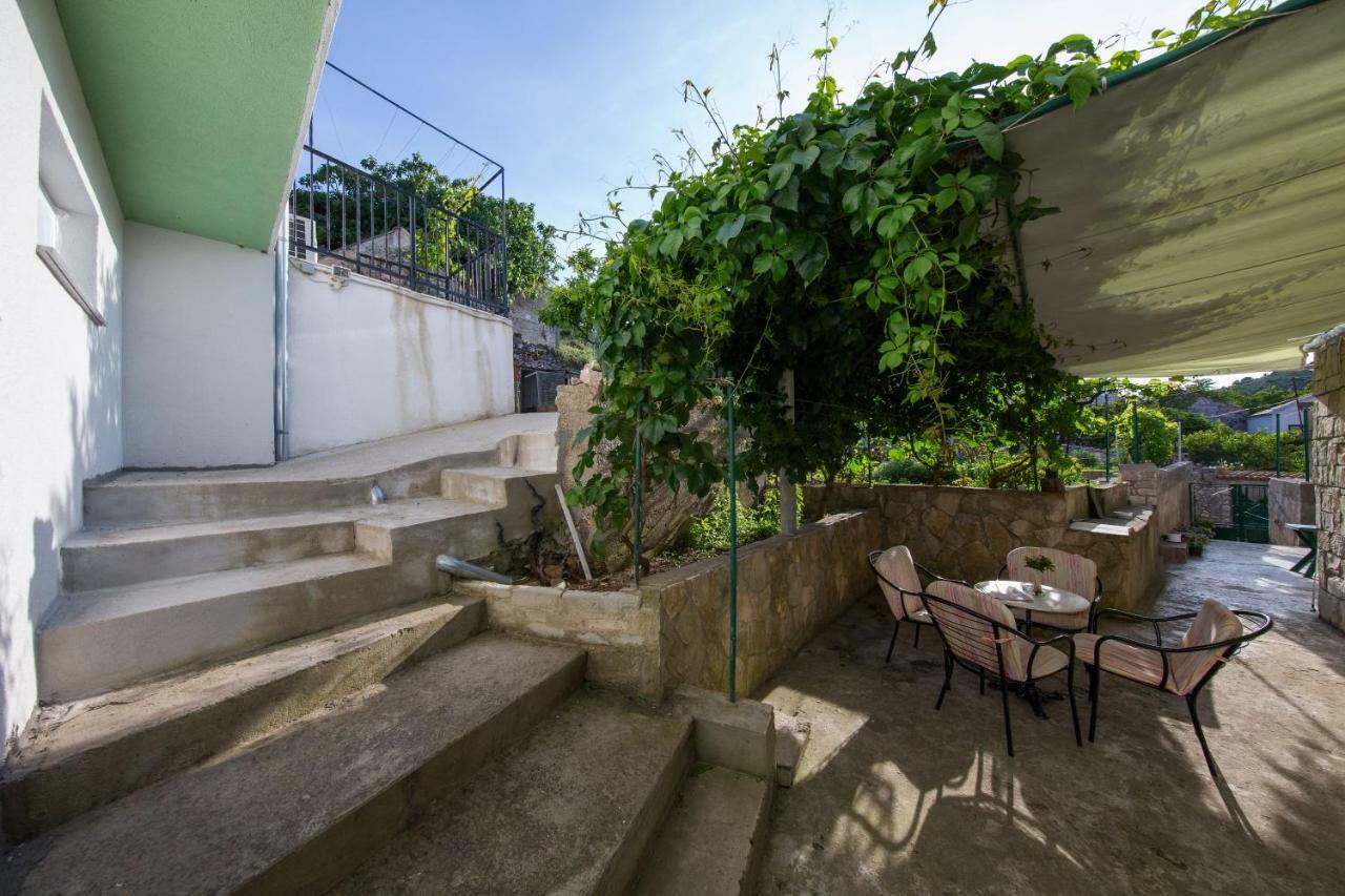 Strma Apartments Vis Luaran gambar