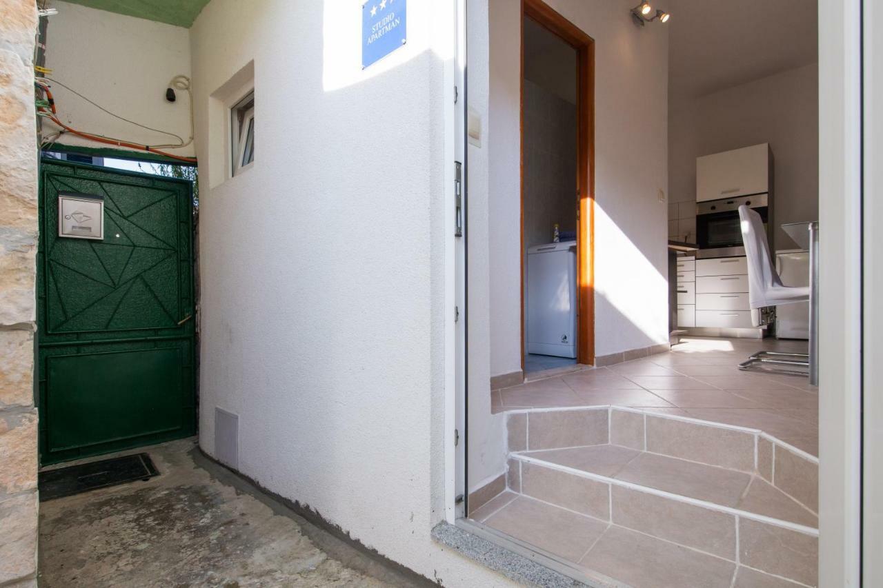 Strma Apartments Vis Luaran gambar