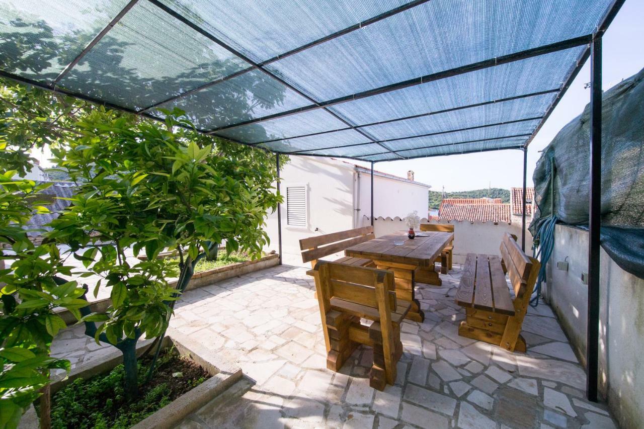 Strma Apartments Vis Luaran gambar