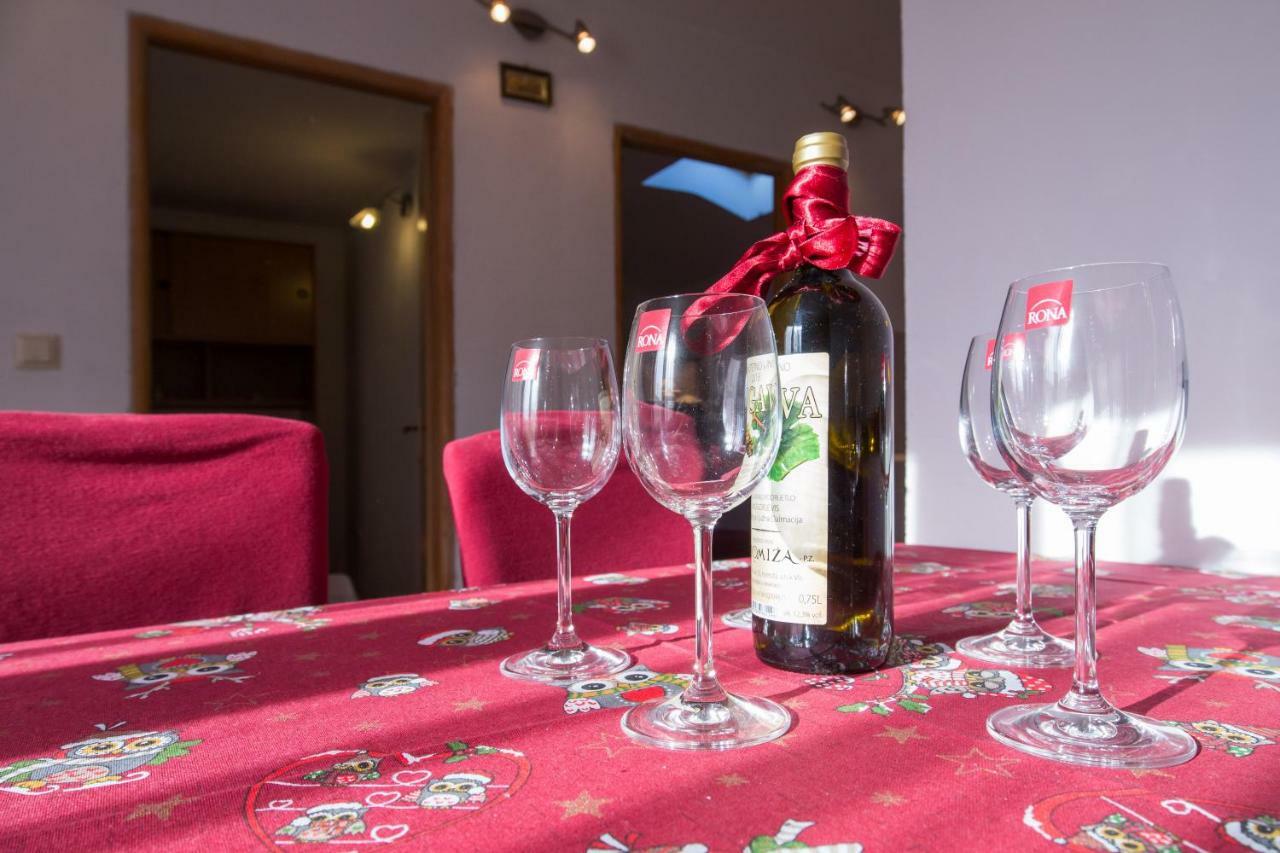 Strma Apartments Vis Luaran gambar