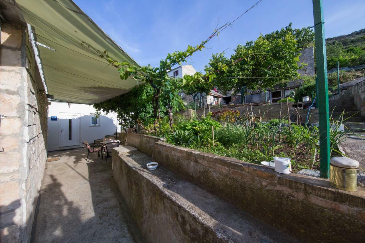 Strma Apartments Vis Luaran gambar