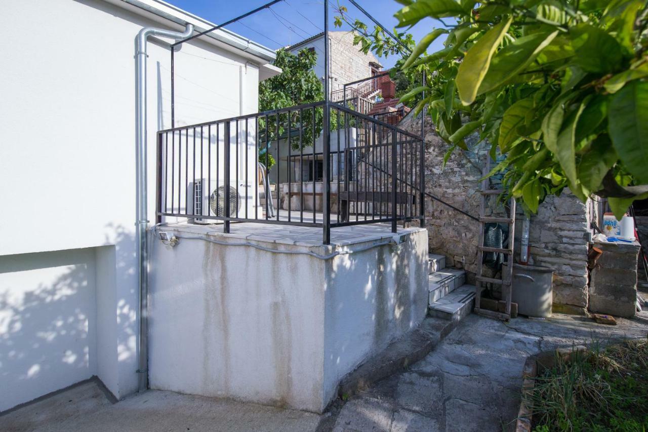 Strma Apartments Vis Luaran gambar
